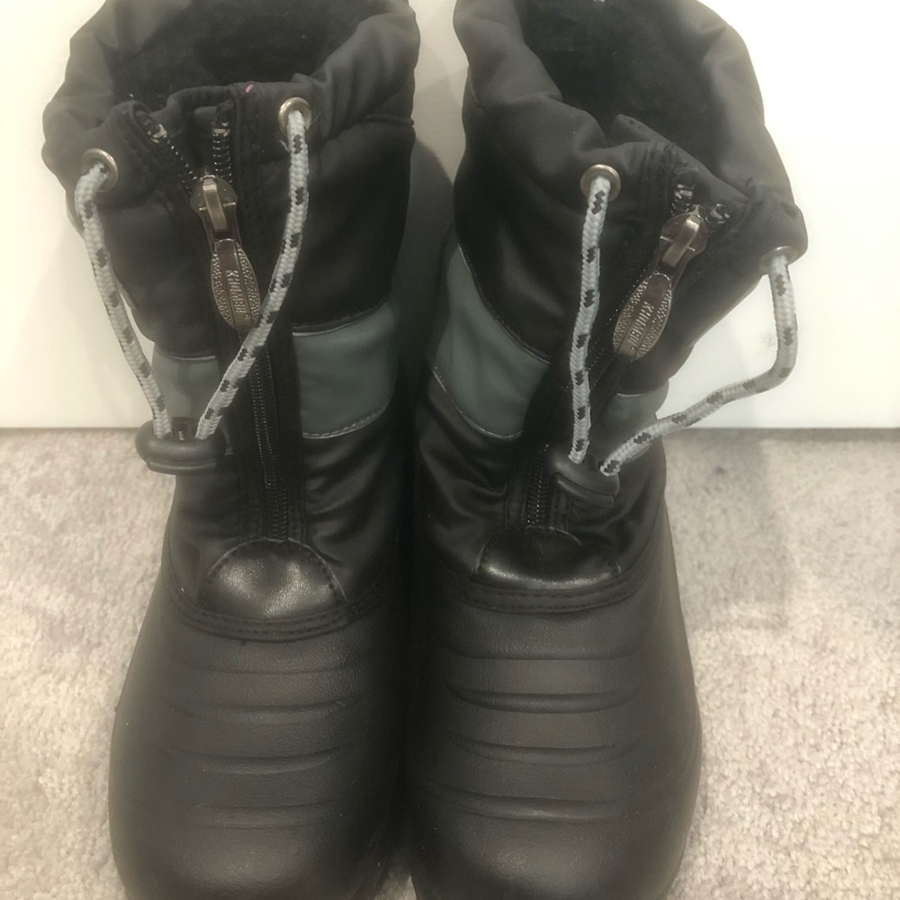 Kids Khombu Black Snow Boots with Zip Front and Drawstring Closure Size 4 - Picture 5 of 10